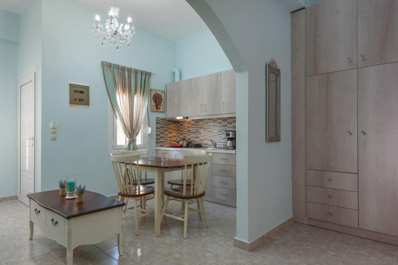 Spyros Apartments With Pool คาลามากิ ภายนอก รูปภาพ